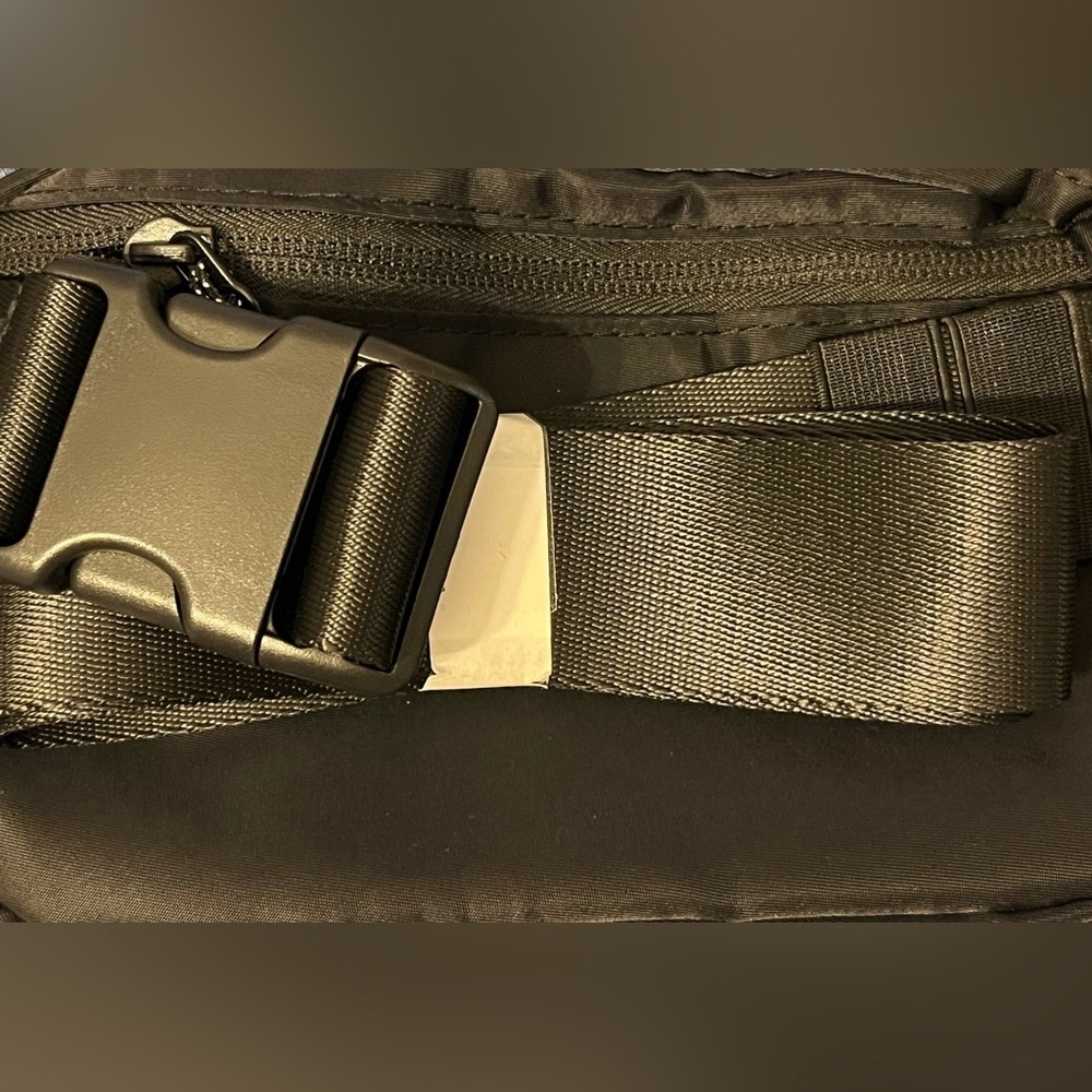 NWT- Lululemon Athletica Everywhere Belt Bag COLOR: Black - Picture 6 of 10